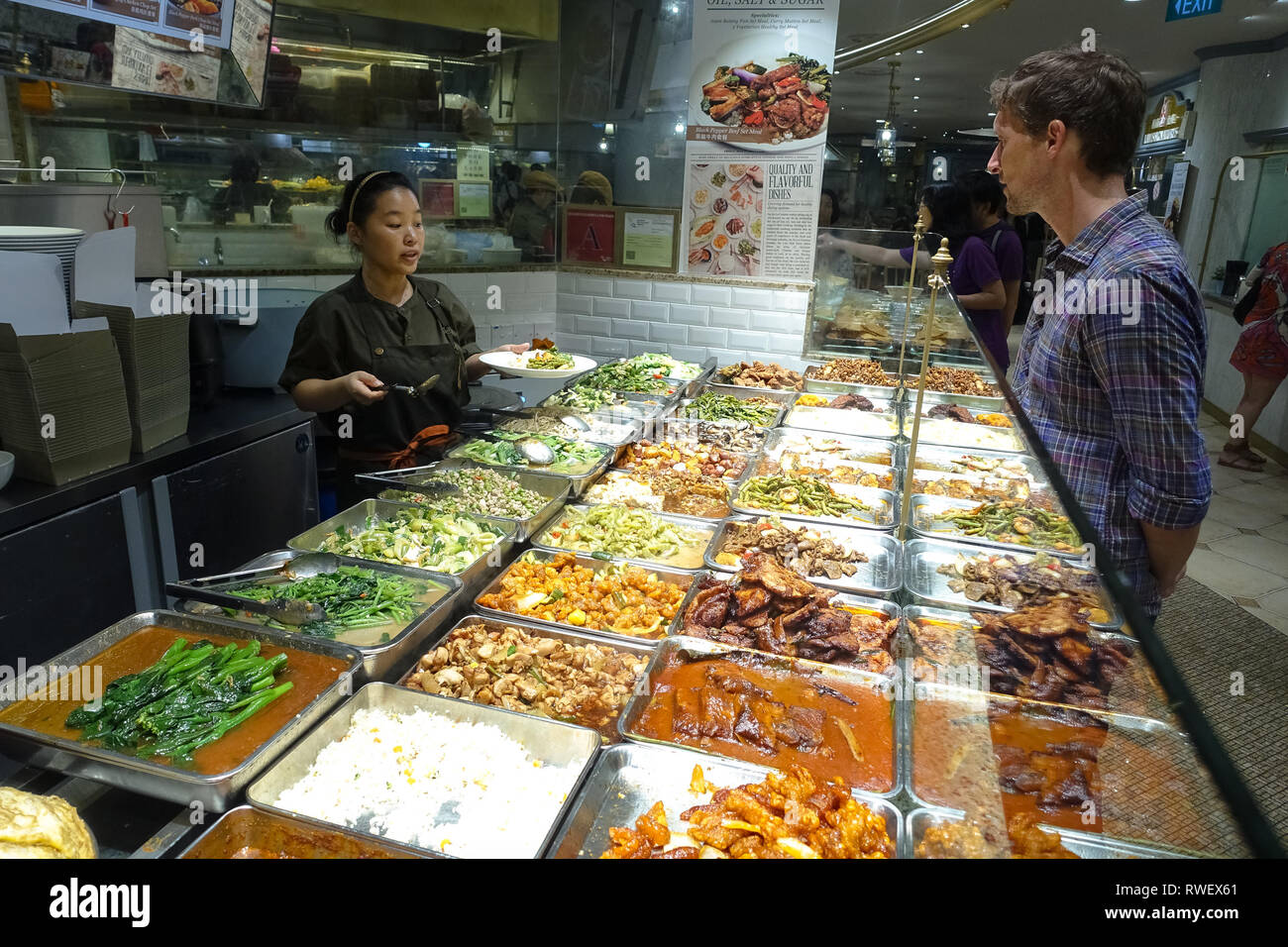 Ausländische Kunden an Hawker Center, Essen Oper, Ion - Singapur Stockfoto