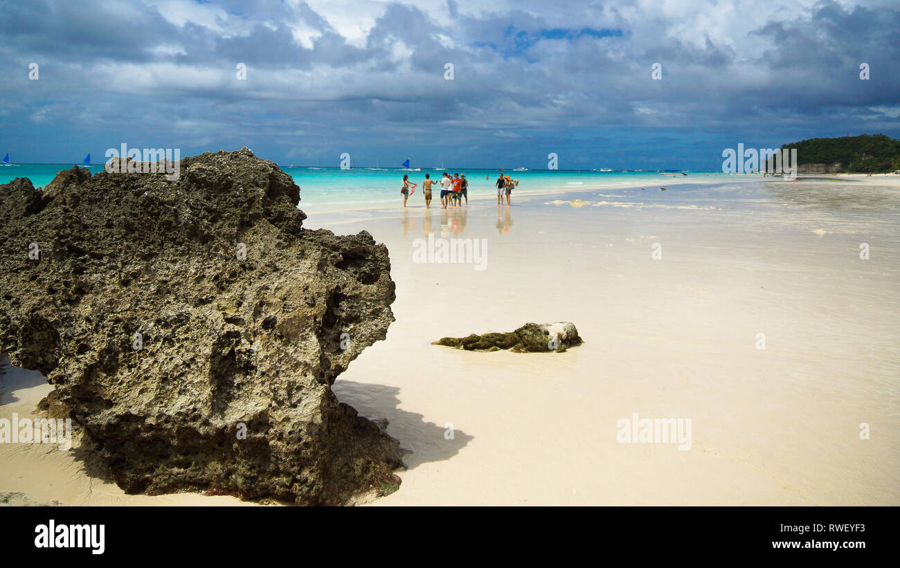 Felsige Landschaft mit Touristen am weißen Strand - Boracay Island, Panay - Philippinen Stockfoto