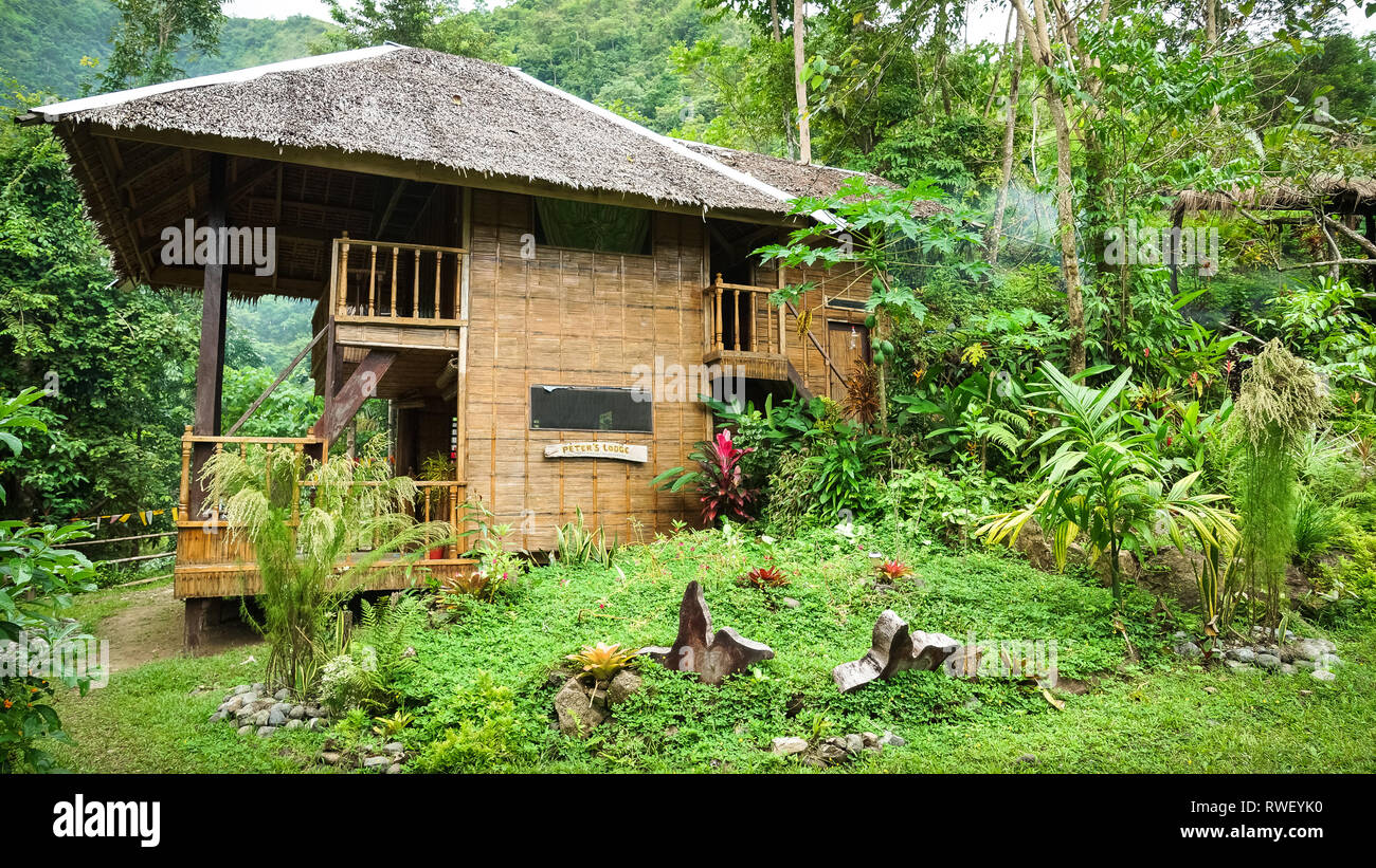 Große Resort Hütte im grünen Dschungel - Antike, Philippinen Stockfoto