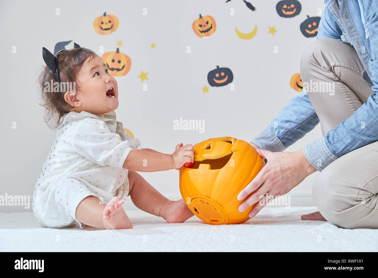 Japanisches Kind und Vater, immer bereit für Halloween Stockfoto