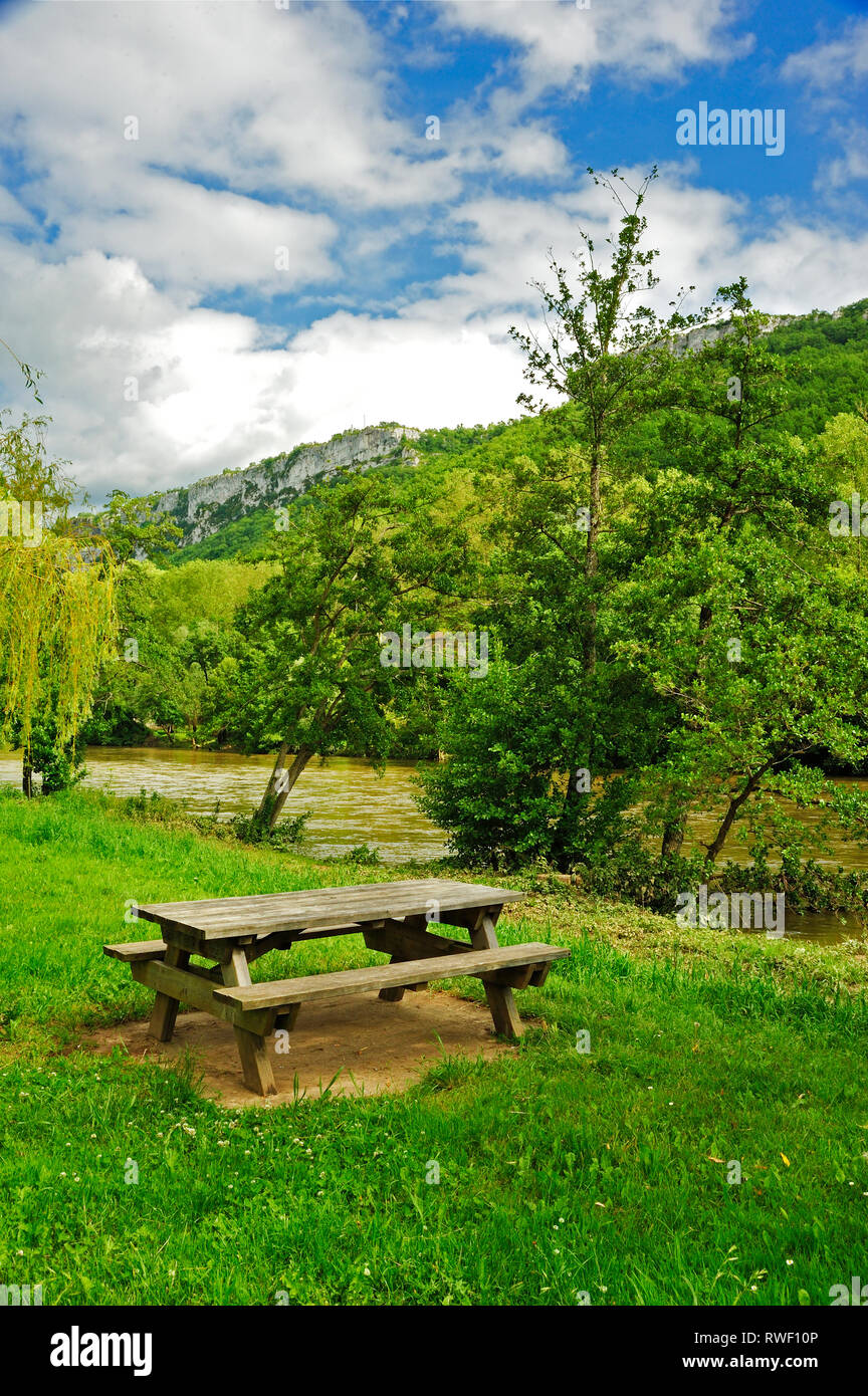 Picknickbereich neben l'Fluss Aveyron, Saint-Antonin-Noble-Val, Tarn-et-Garonne, Midi-Pyrénées, Frankreich Stockfoto