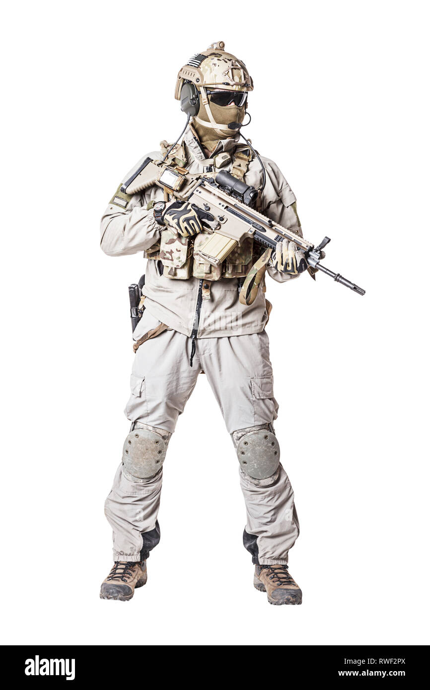 Armee Soldat in Schutzmaßnahmen gegen einheitliche Holding Assault Rifle. Stockfoto