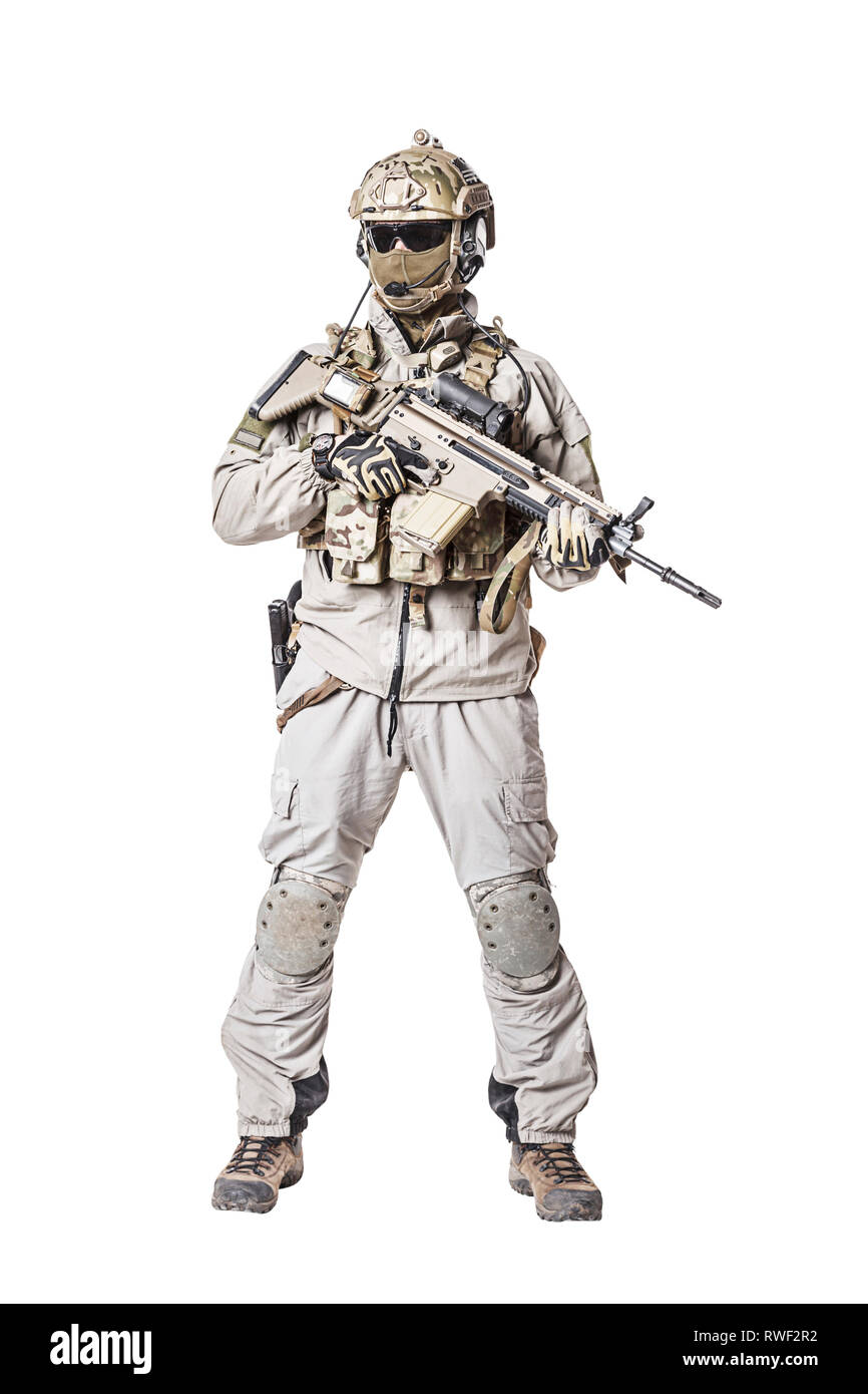 Armee Soldat in Schutzmaßnahmen gegen einheitliche Holding Assault Rifle. Stockfoto