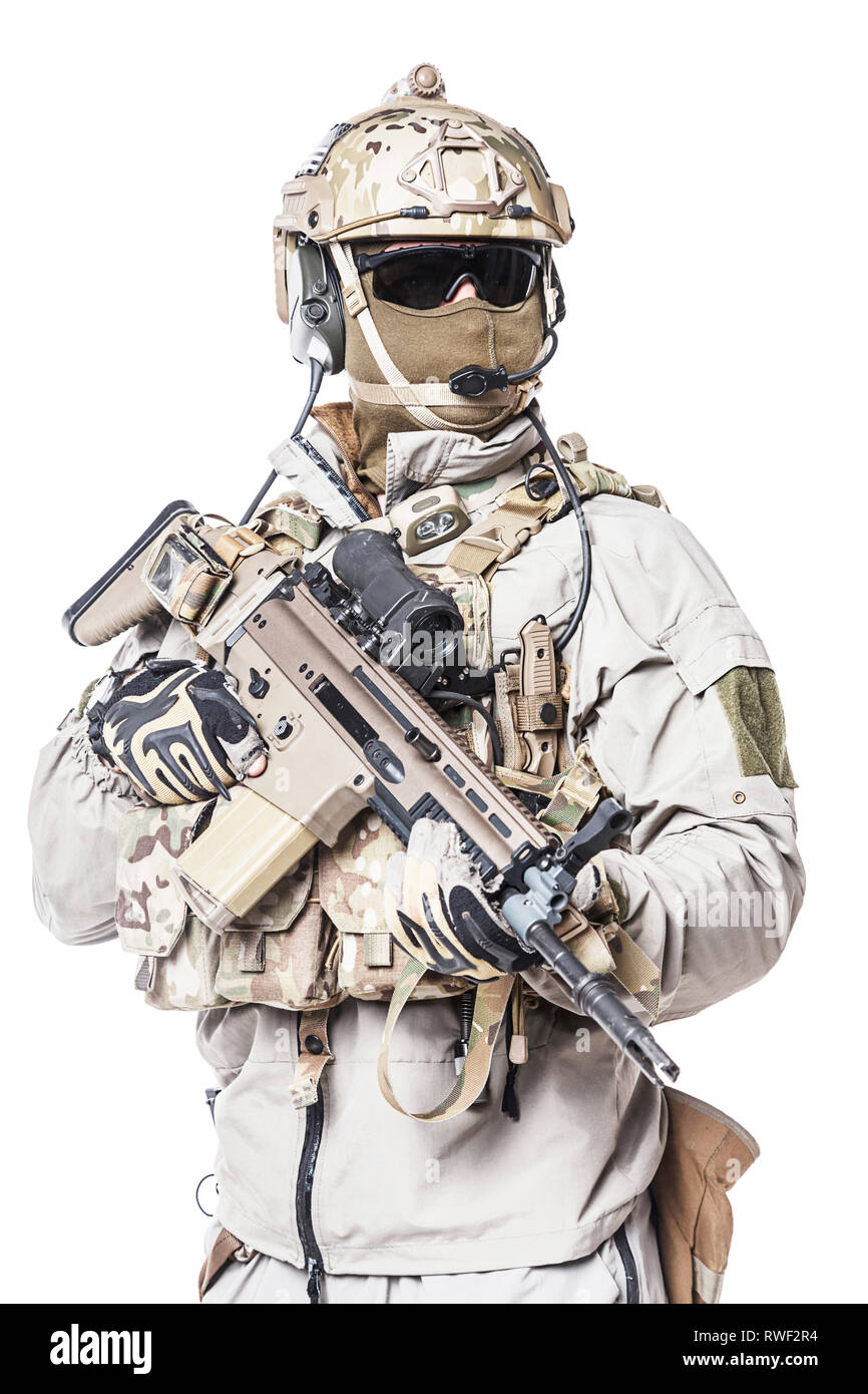 Armee Soldat in Schutzmaßnahmen gegen einheitliche Holding Assault Rifle. Stockfoto