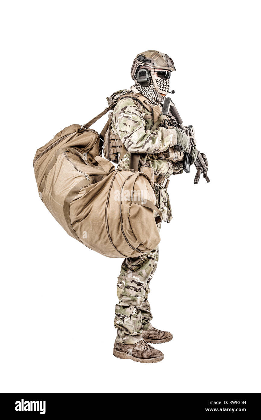 Soldat stehend mit duffle Sporttasche, Studio gedreht. Stockfoto