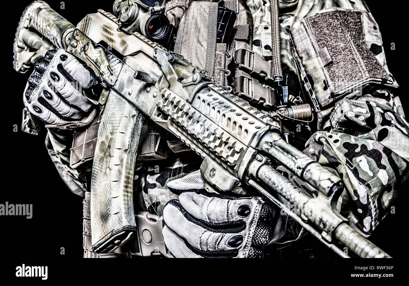 Nahaufnahme der Kalaschnikow Gewehr in den Händen des Army Special forces Soldaten. Stockfoto