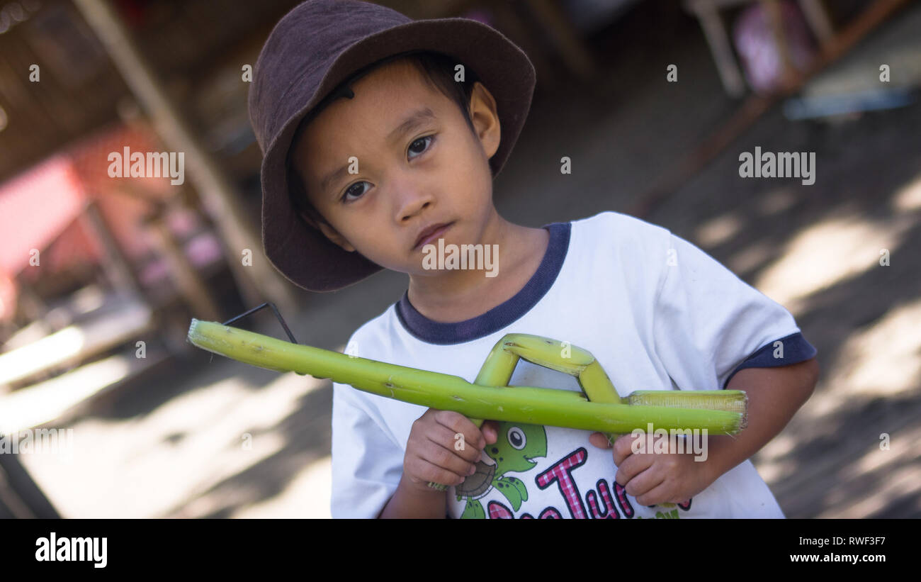 Die jungen philippinischen Jungen mit Toy Bambus gun-antik, Philippinen Stockfoto