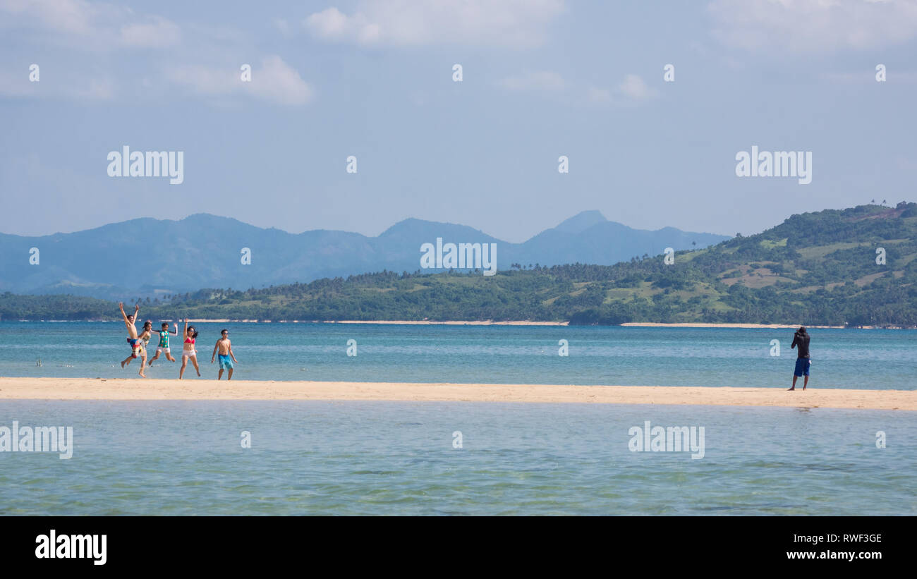 Manlawi Sandbar Touristen Sprungwurf Foto - Caramoan, Philippinen Stockfoto