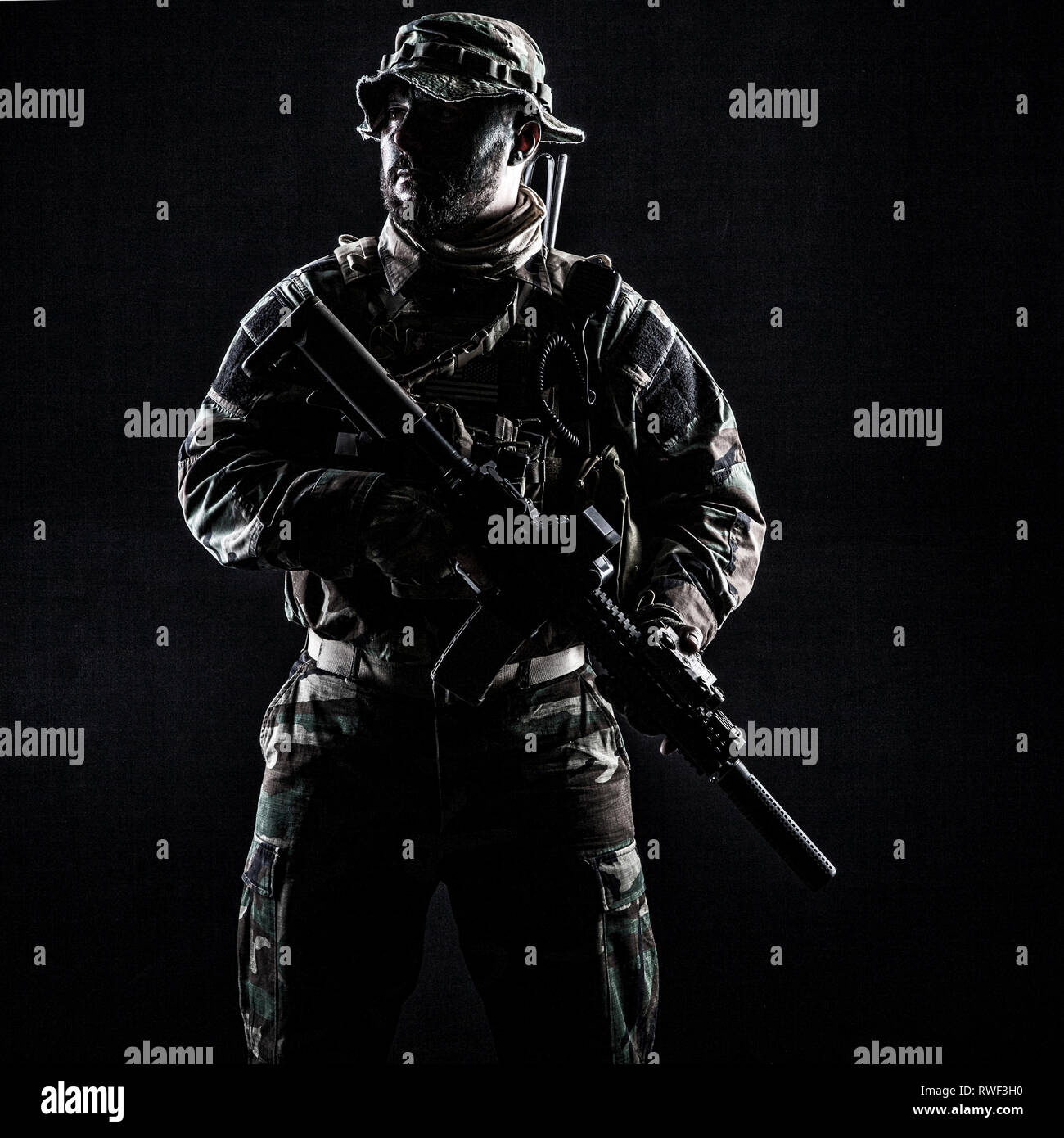 Kontur Geschossen der US-Special Forces Soldat in der Tarnung einheitliche Holding Waffe. Stockfoto