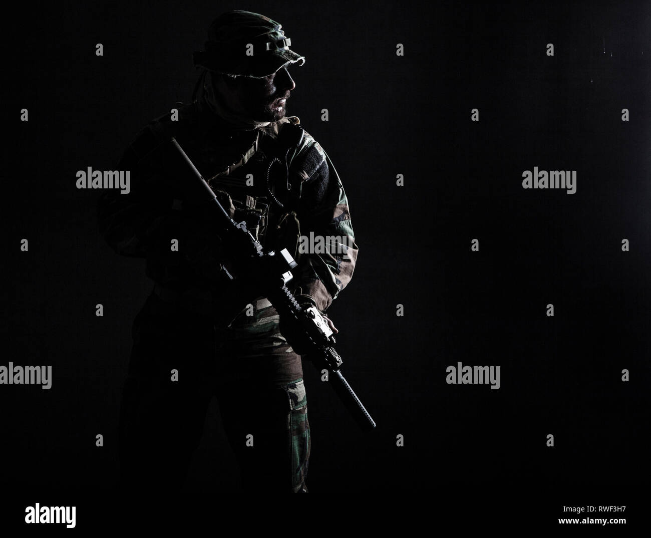 Kontur Geschossen der US-Special Forces Soldat in der Tarnung einheitliche Holding Waffe. Stockfoto
