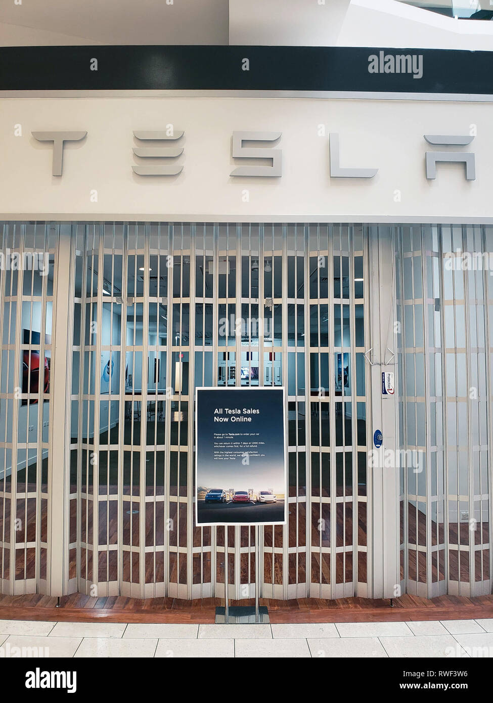 Los Angeles, USA, März 2019: Tesla Auto Store geschlossen nach dem Tesla Inc Firma verkündete Alle retail Punkte schließen und verschieben alle Verkäufe online. Die Stockfoto