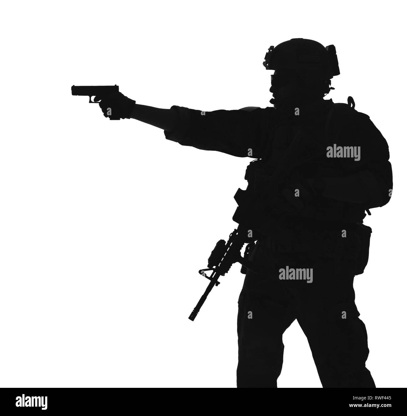 Silhouette eines US Marine Corps Marsoc Raider darauf abzielt, Pistole, weißen Hintergrund. Stockfoto