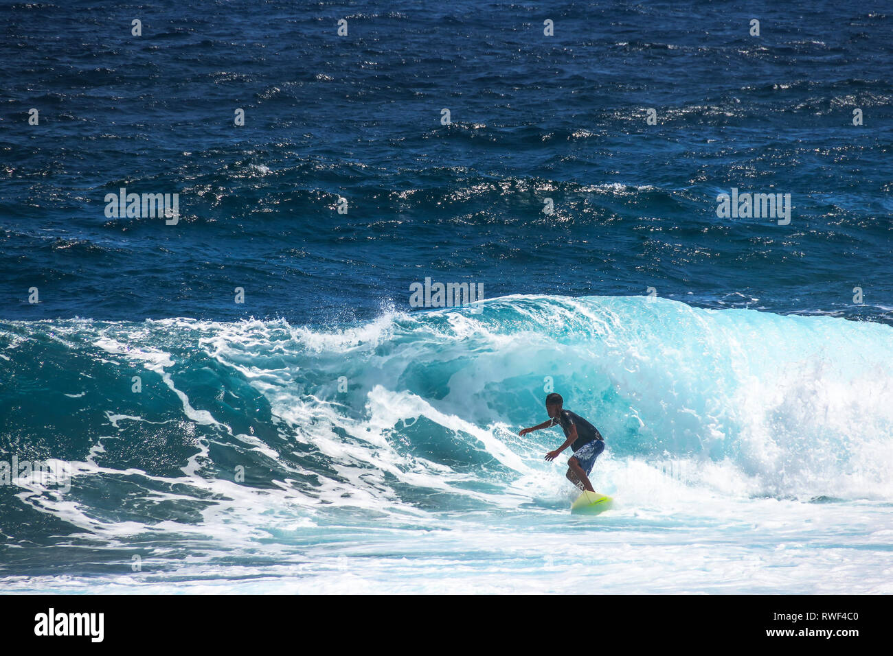 Filipino Surfer Surfen Wave auf Wolke 9 - Siargao, Philippinen Stockfoto