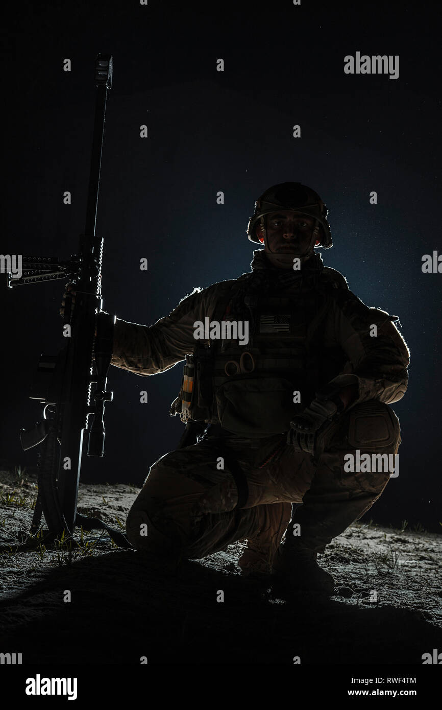Army Sniper sitzen, Gewehr, auf schwarzem Hintergrund. Stockfoto