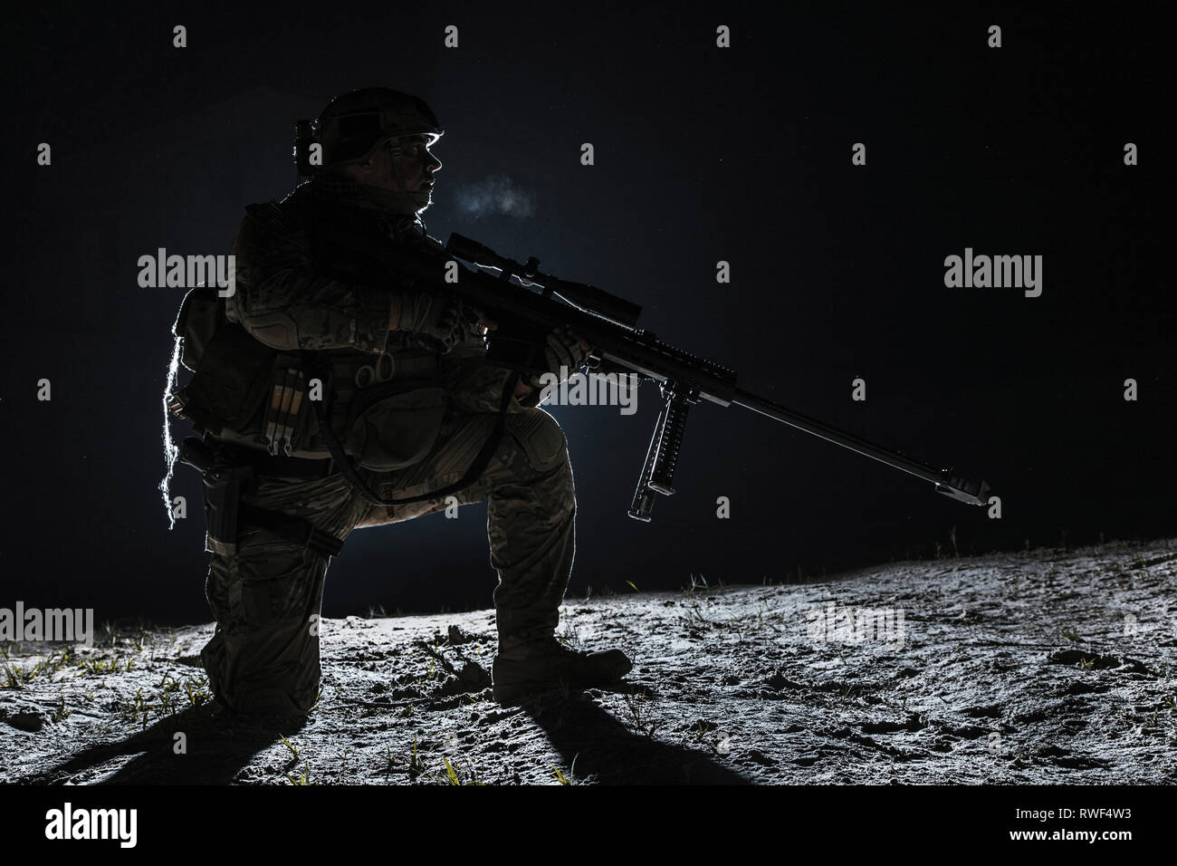 Army Sniper kniend, Gewehr, auf schwarzem Hintergrund. Stockfoto