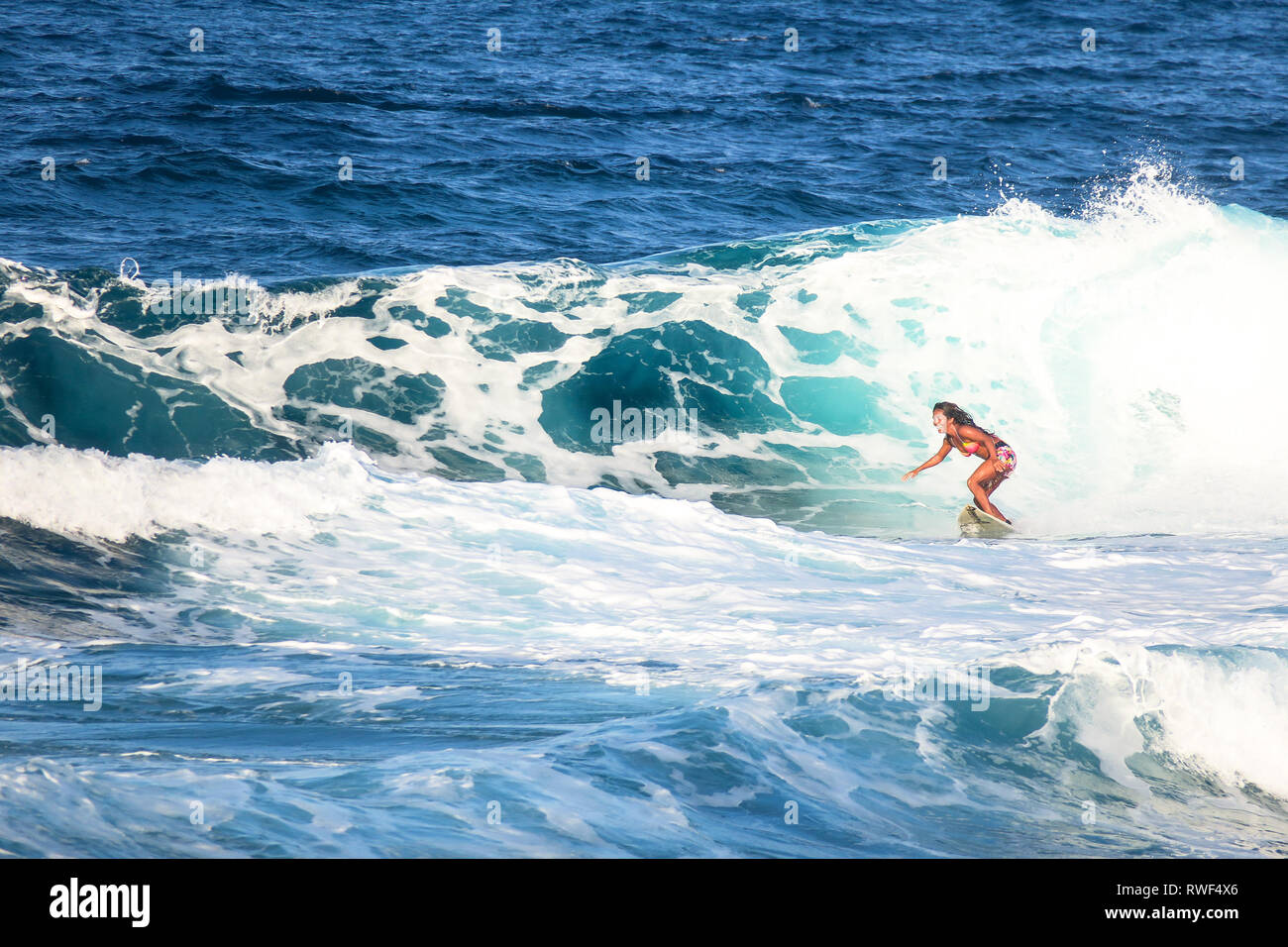Surfer Girl lächelnd und Surfen Wave auf Wolke 9 - Siargao, Philippinen Stockfoto