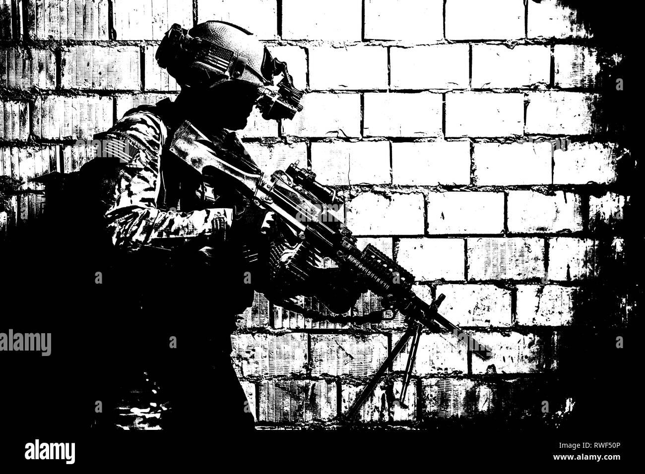 U.S. Army Ranger mit Maschinengewehr und Nachtsichtgerät, Verschieben entlang der Wand. Stockfoto