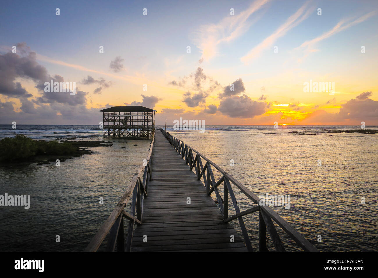 Strandpromenade, Sonnenuntergang, Wolke 9 - Siargao, Philippinen Stockfoto