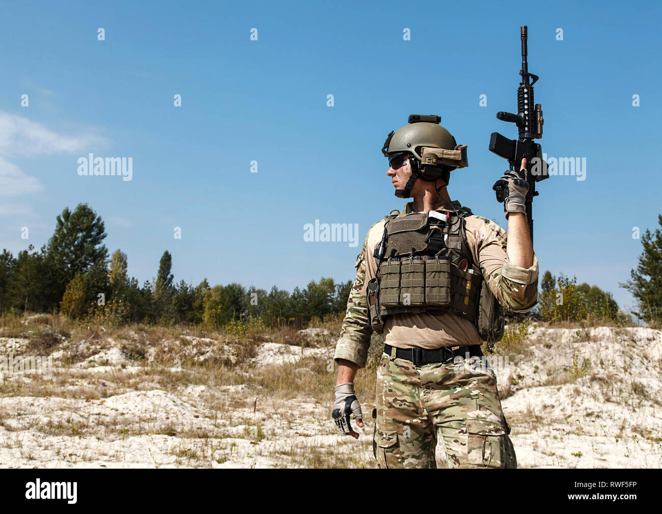 U.S. Army Ranger mit der Waffe in der Wüste. Stockfoto