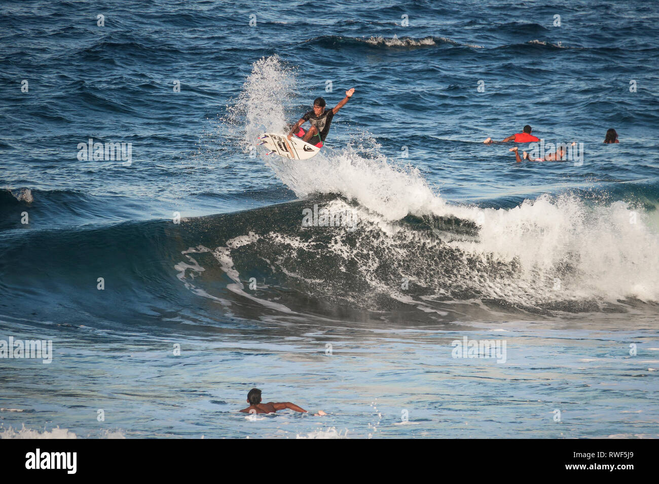Surfer springen Wave beim Surfen auf Wolke 9 - Siargao, Philippinen Stockfoto