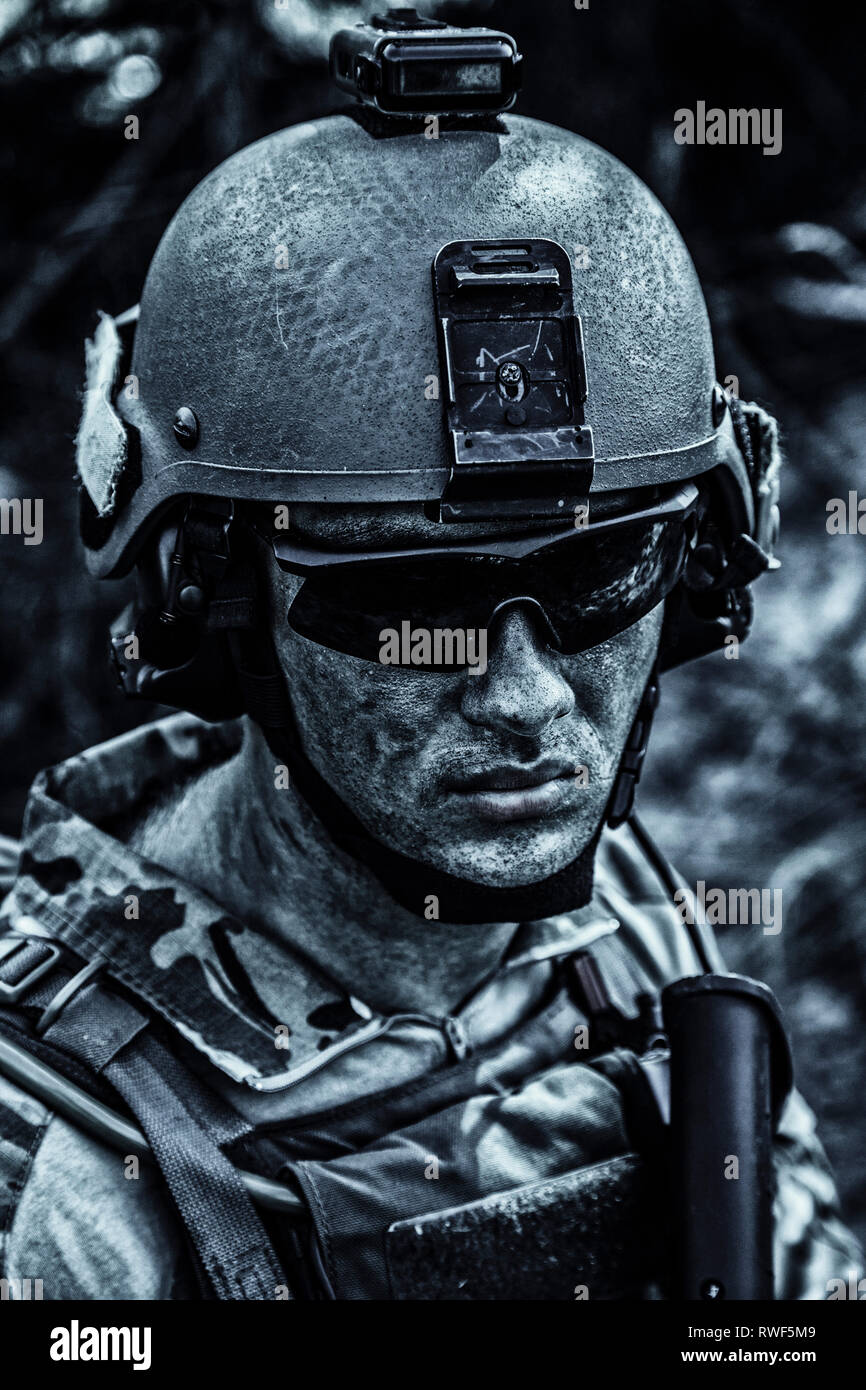 Schmutzig, dreckig und müde Gesicht der U.S. Army Ranger tragen zur Bekämpfung Helm. Stockfoto