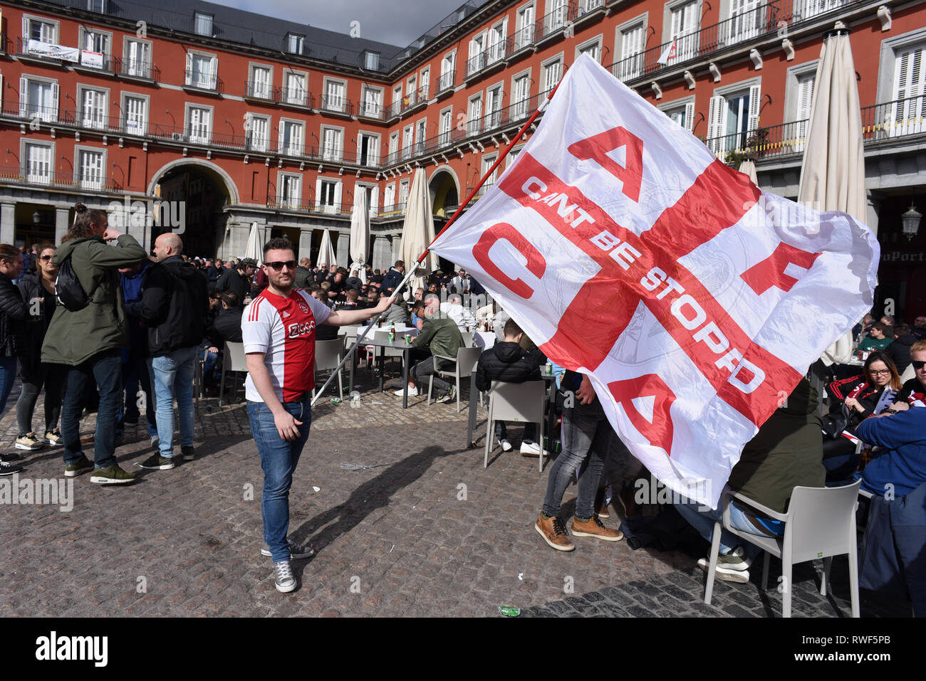 Ajax-fan gesehen wird, winkt eine Flagge in Madrid. Fast 4.500 AJAX Fans reisten nach Madrid zu sehen der UEFA Champions League Spiel zwischen Real Madrid (Spanien) und Ajax Amsterdam (Holland). Unterstützer, die an den Plätzen in Madrid versammelt vor dem Spiel, verursachten Traffic Schnitte und warfen mit Flaschen und Bierdosen Touristenbusse. Stockfoto