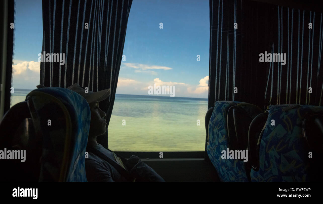Tropischen Meerblick von Coach Bus Sitz Fenster - Cebu, Philippinen Stockfoto