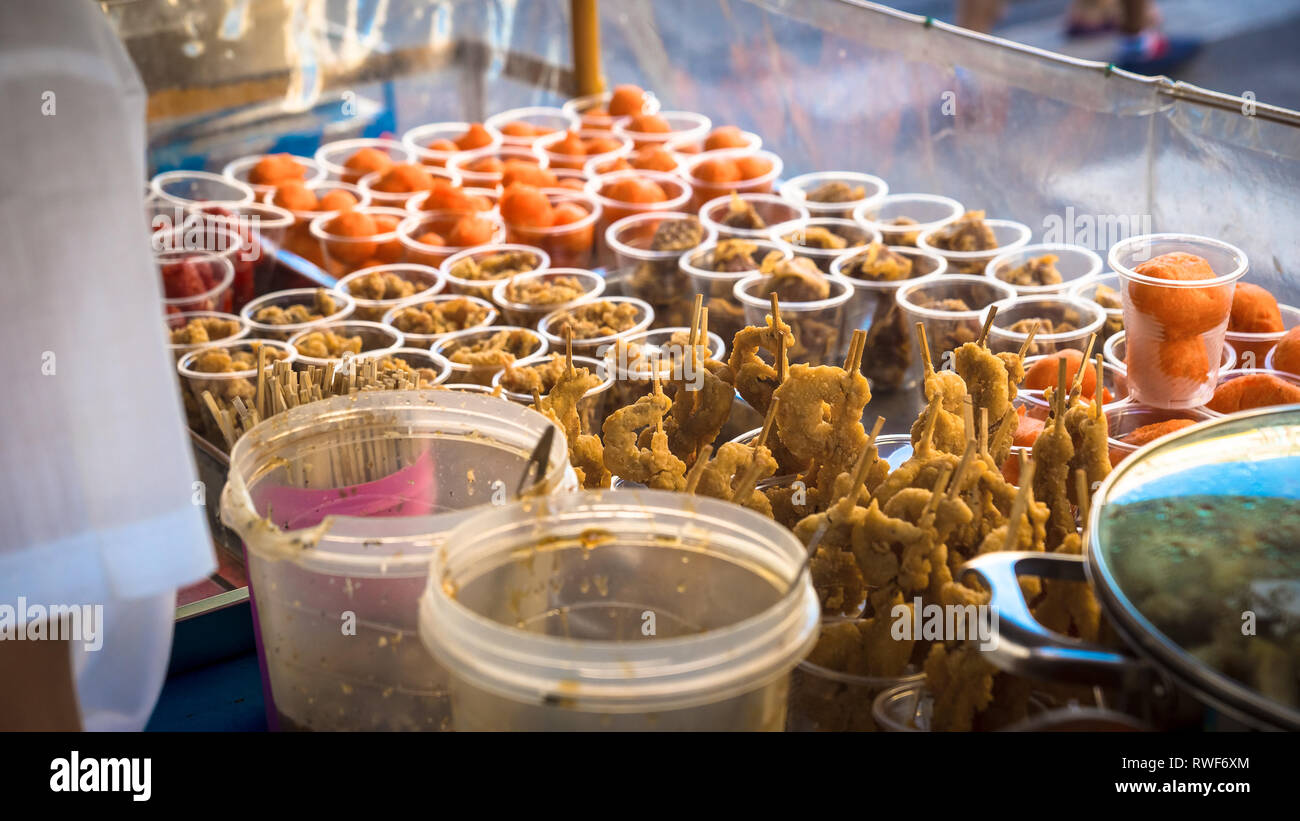 Gebratene Filipino Straße Nahrungsmittel bei Abschaltdruck in Tabaco, Albay - Philippinen Stockfoto