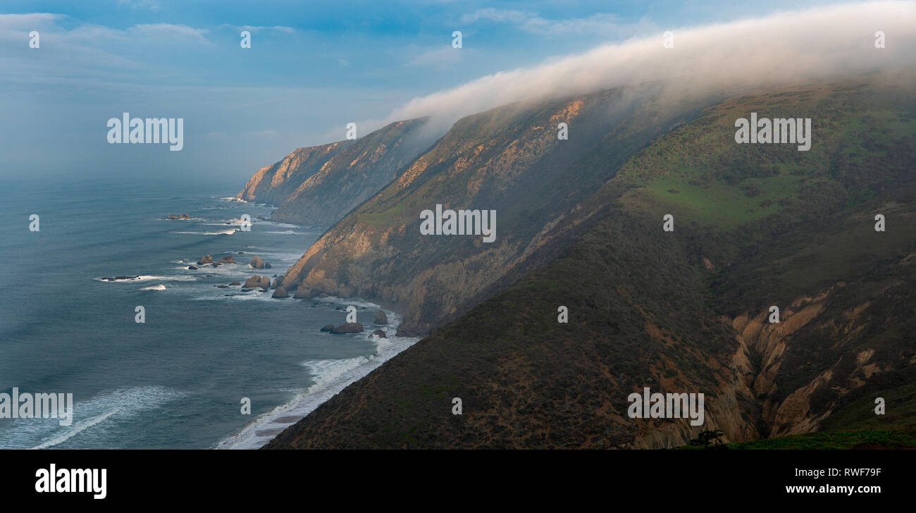 Ein Sonnenstrahl Schichten durch die Dunkelheit in diesem geheftete Panorama von Tomales Punkt. Stockfoto