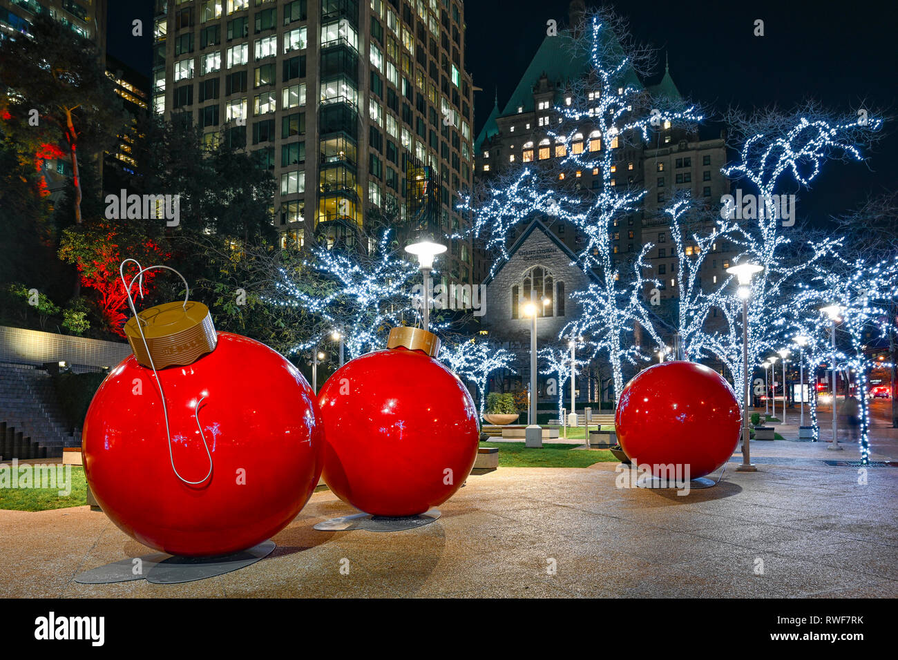 Große rote Weihnachtskugel Ornamente, Park Place Tower, Vancouver, British Columbia, Kanada Stockfoto