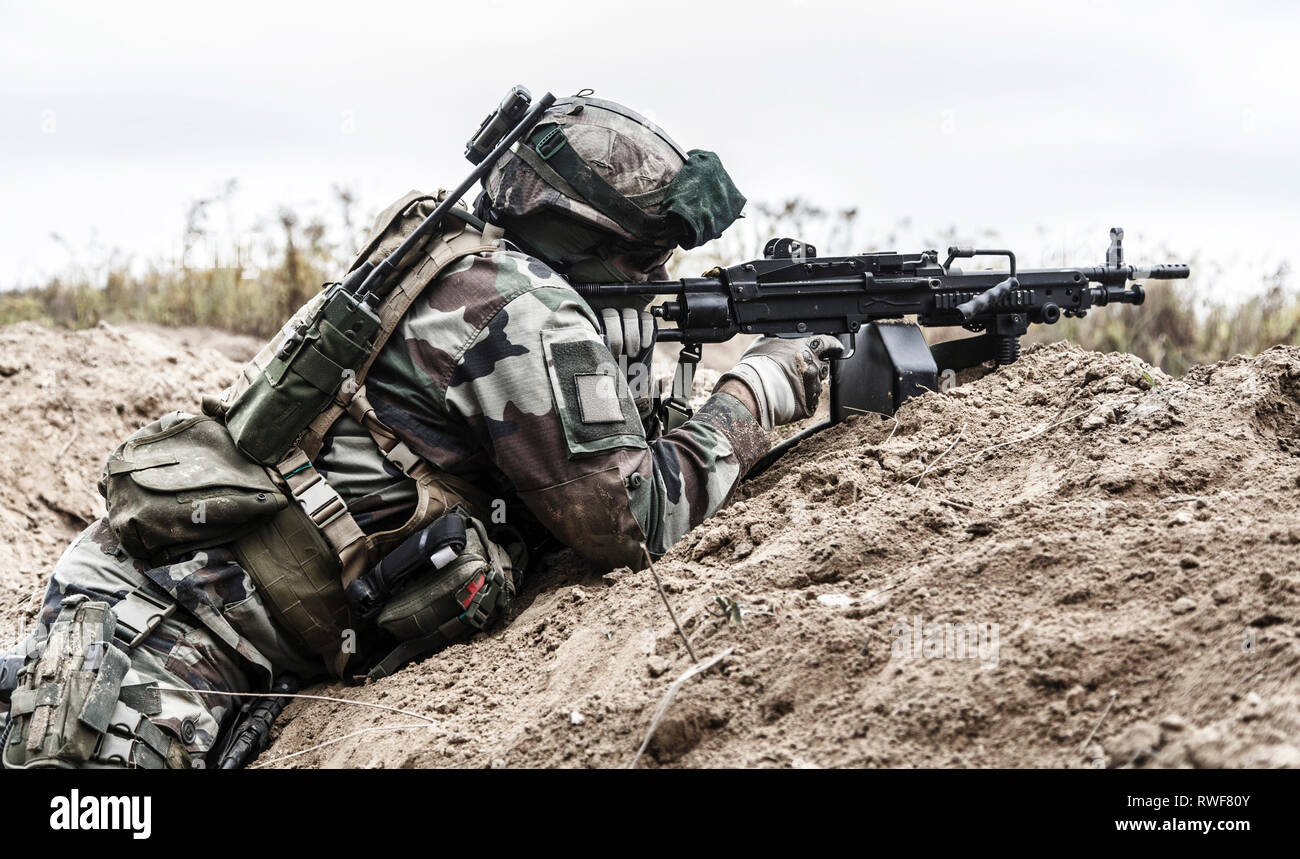 Machine gunner 1. Marine Infanterie Parachute Regiment Zündung von defensiven Position in einen Graben. Stockfoto