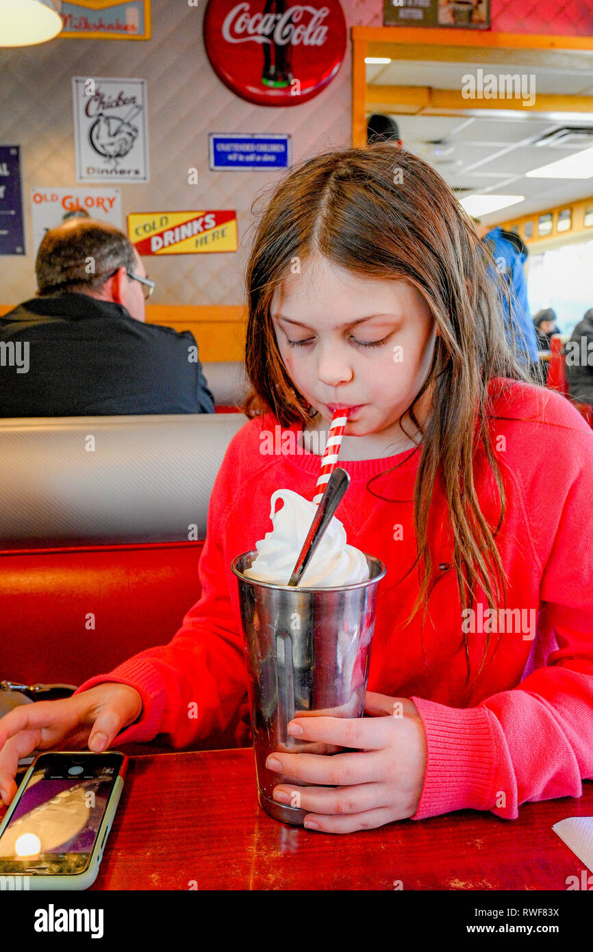 Junge Mädchen trinken Milchshake bei Rocko's Diner, Mission, Britisch-Kolumbien, Kanada. Wo die Dreharbeiten für die Pop Diner in der TV-Serie Riverdale nahm Plac Stockfoto