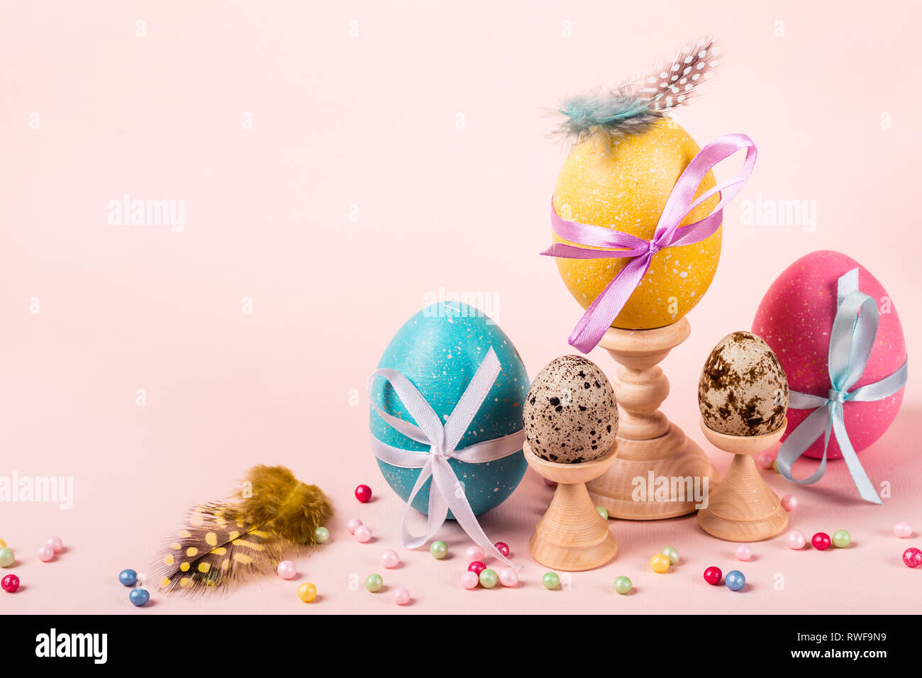 Ostern Zusammensetzung mit verzierten Eiern, Federn und Perlen. Stockfoto