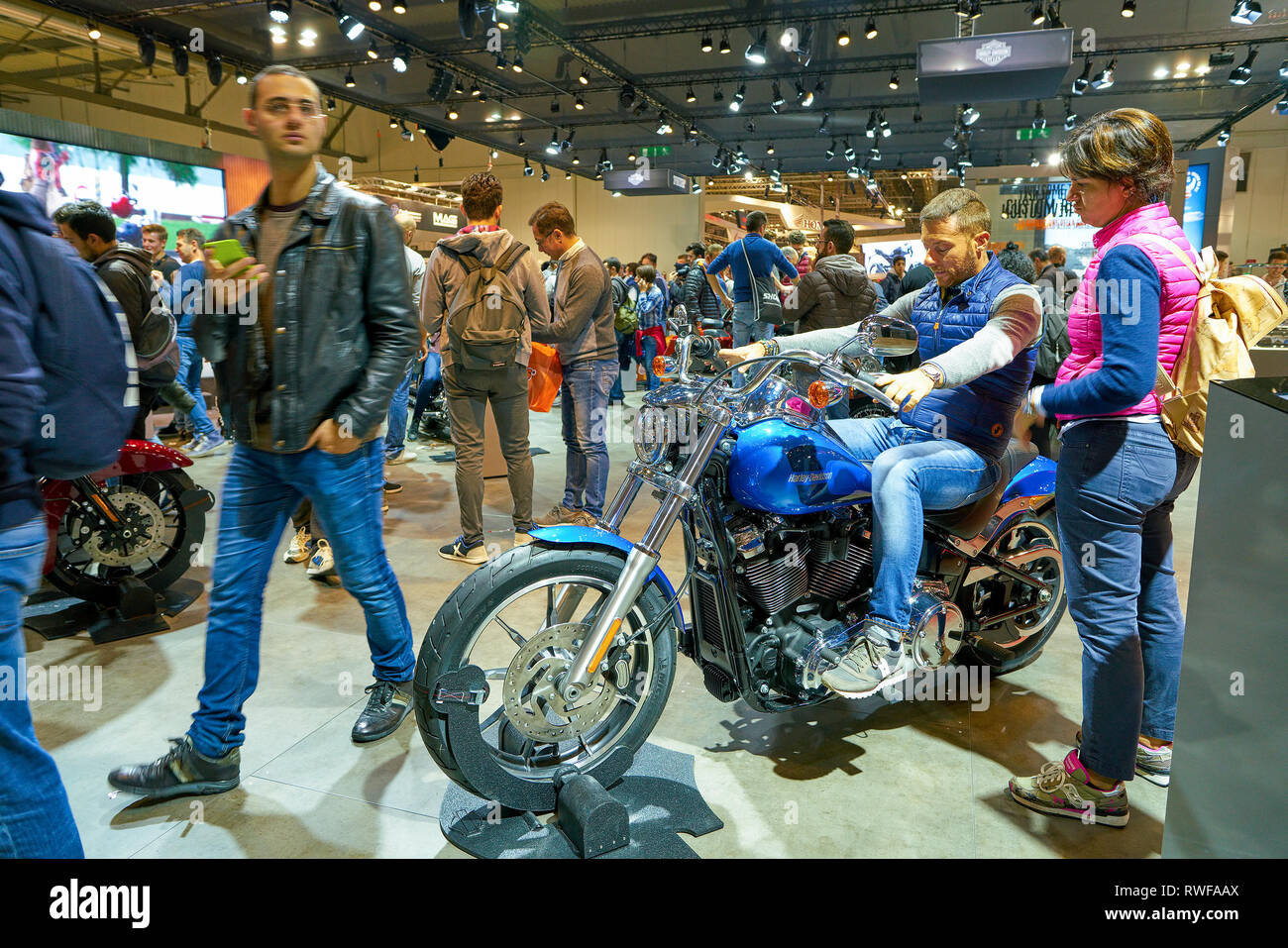 Mailand, Italien - 11. NOVEMBER 2017: ein Besucher probieren Sie ein Motorrad auf der EICMA 2017 - 75. Internationale Motorrad Ausstellung. Stockfoto