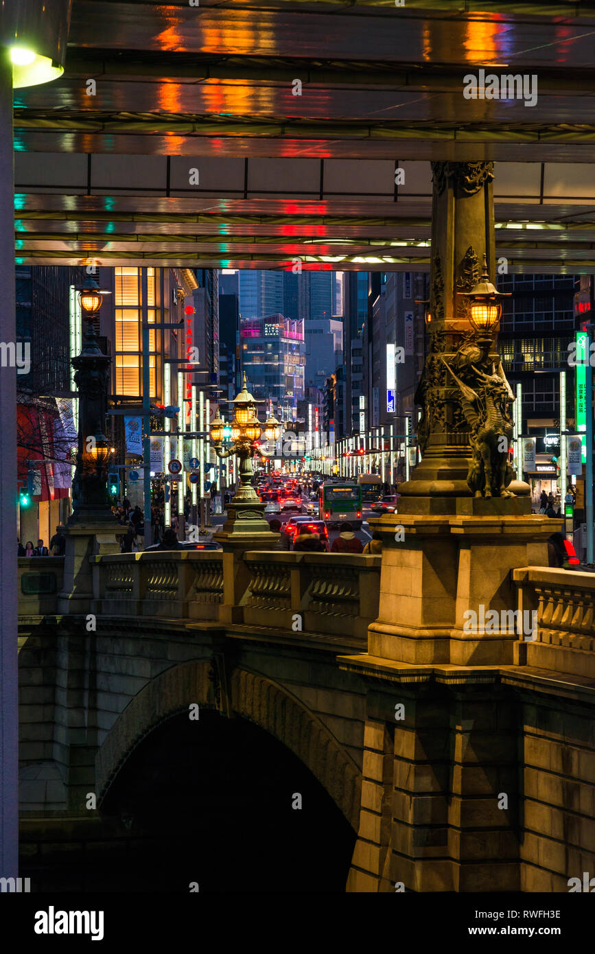 Tokio Nacht Lichter aus dem alten Nihonbashi gesehen Stockfoto