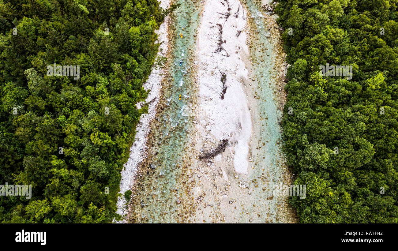 Kajaks auf dem Fluss Isonzo, Slowenien Stockfoto