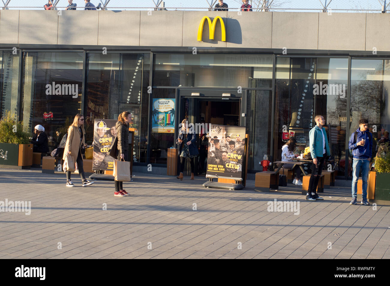 Arnhem, Niederlande - 26. Februar 2019: die Menschen an der neuen McDonalds in der Nähe von Central staton Arnhem Stockfoto