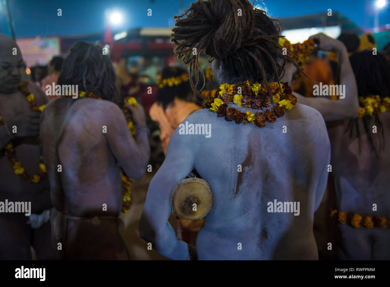 Allahabad/Indien vom 14. Januar 2019 Naga sadhu Durchführung damroo in Side arm gehen für heiliges Bad bei Prayagraj Kumbh Mela in Allahabad Uttar Pradesh Indien Stockfoto