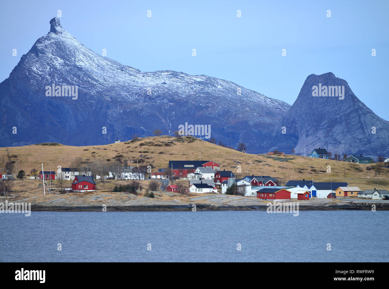 Schöner Ausblick auf den kleinen Hafen fjord Dorf mit hohen Bergen im Hintergrund. Norwegen Stockfoto