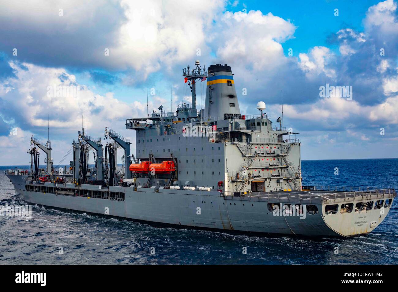 190301-N-HG 389-0012 MITTELMEER (Mar. 1, 2019) Henry Kaiser-Klasse Flotte Auffüllung öler USNS John Lenthall (T-AO 188) zieht neben dem San Antonio-Klasse amphibious Transport dock Schiff USS Arlington LPD (24) Vor einer Auffüllung-auf-See, März 1, 2019. Arlington ist auf einem geplanten Einsatz als Teil der Kearsarge Amphibious Ready Gruppe zur Unterstützung der Maritime Security Operations, Krisenbewältigung und Theater Zusammenarbeit im Bereich Sicherheit und zugleich eine Vorwärts naval Präsenz. (U.S. Marine Foto von Mass Communication Specialist 2. Klasse Brandon Parker/Freigegeben) Stockfoto