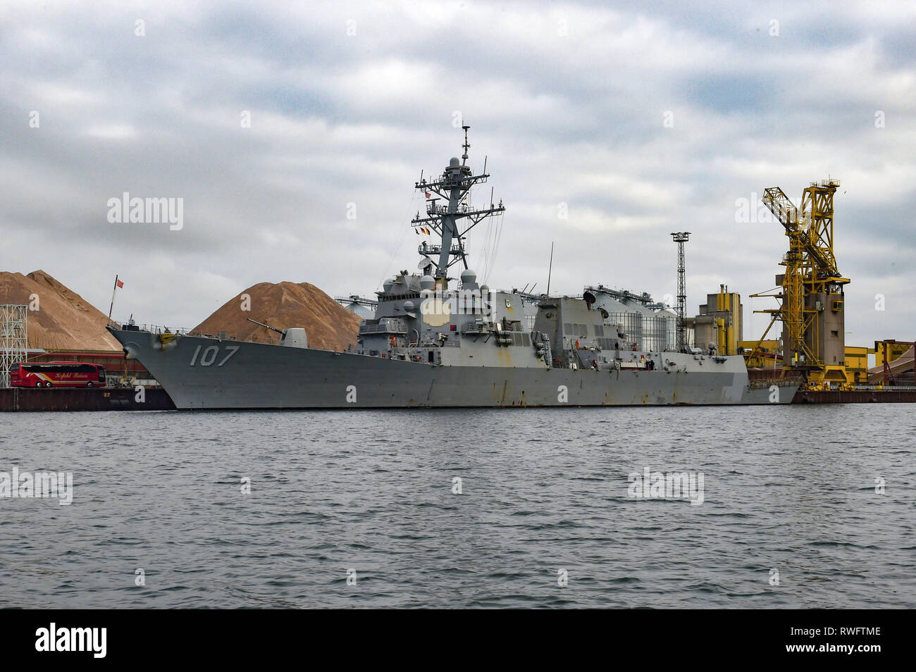 190301-N-JX 484-023 Rostock, Deutschland (Mar. 1, 2019) Die geführte Anti-raketen-Zerstörer USS Schwer (DDG107) in Rostock, Deutschland. Schwerwiegend ist unterwegs auf einem regelmäßig geplanten Einsatz als Flaggschiff der Standing NATO Maritime Group 1 maritime Operationen durchzuführen und einen kontinuierlichen maritime Fähigkeit zur NATO im nördlichen Atlantik. (U.S. Marine Foto von Mass Communication Specialist 2. Klasse Mark Andrew Hays/Freigegeben) Stockfoto