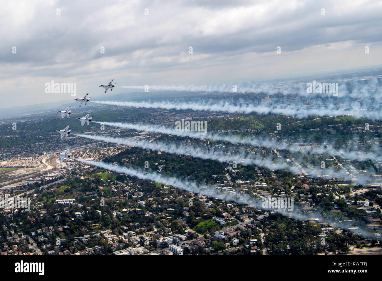 Die United States Air Force Demonstration Squadron "Thunderbirds" eine Praxis, die Überführung für die Captain Marvel Weltpremiere März 4, 2019, Los Angeles, CA. Die Überführung ist ein einzigartiger Moment der Männer und Frauen in den Streitkräften dienen, die in Captain Marvel vertreten sind zu ehren. (U.S. Air Force Foto/SSgt Ashley Corkins) Stockfoto