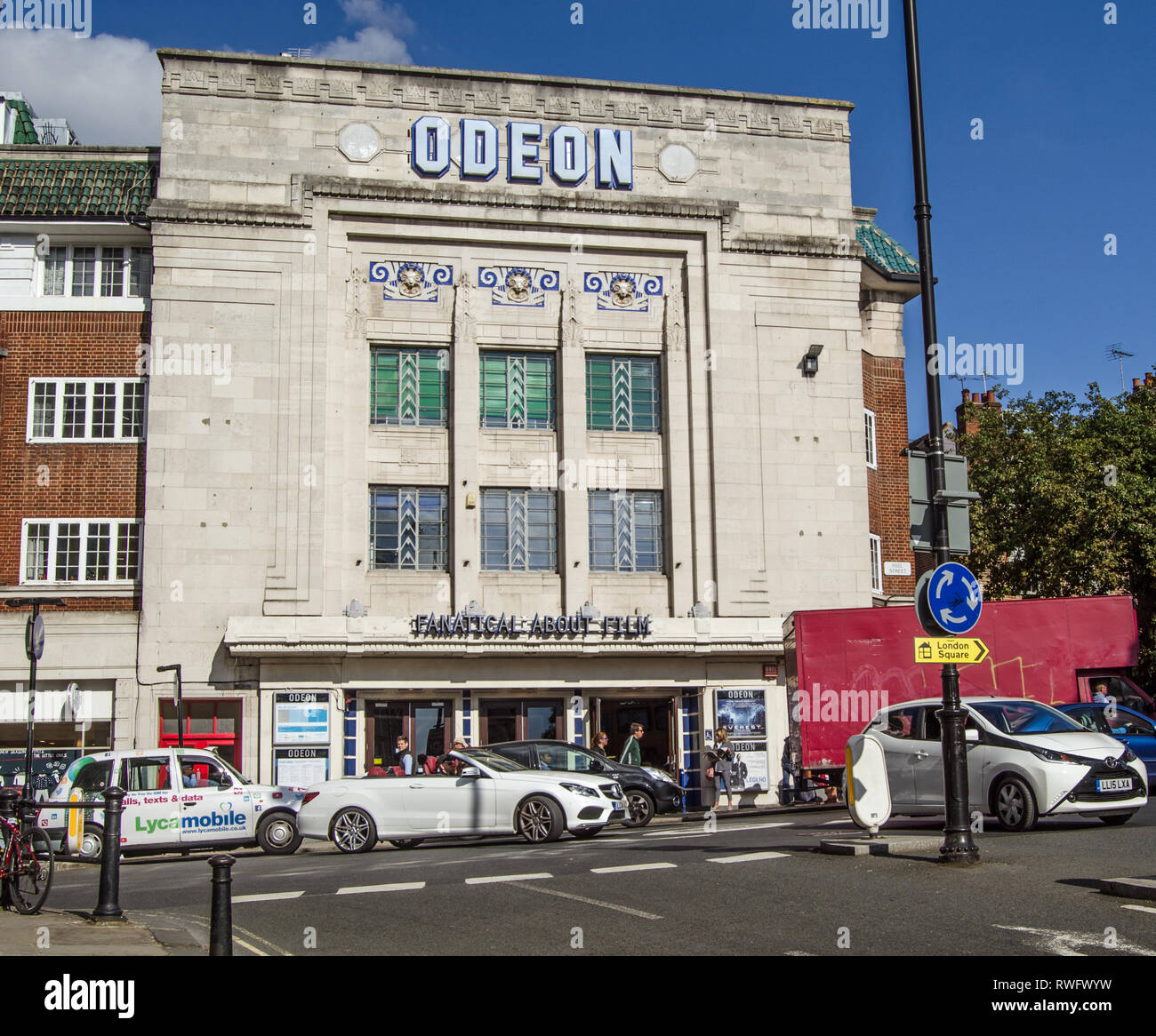 RICHMOND-upon-Thames, Großbritannien - 20 September 2015: Verkehr und Fußgänger der viel befahrenen Kreuzung Pass vor dem historischen Richmond Kino Odeon mit seinen Stockfoto