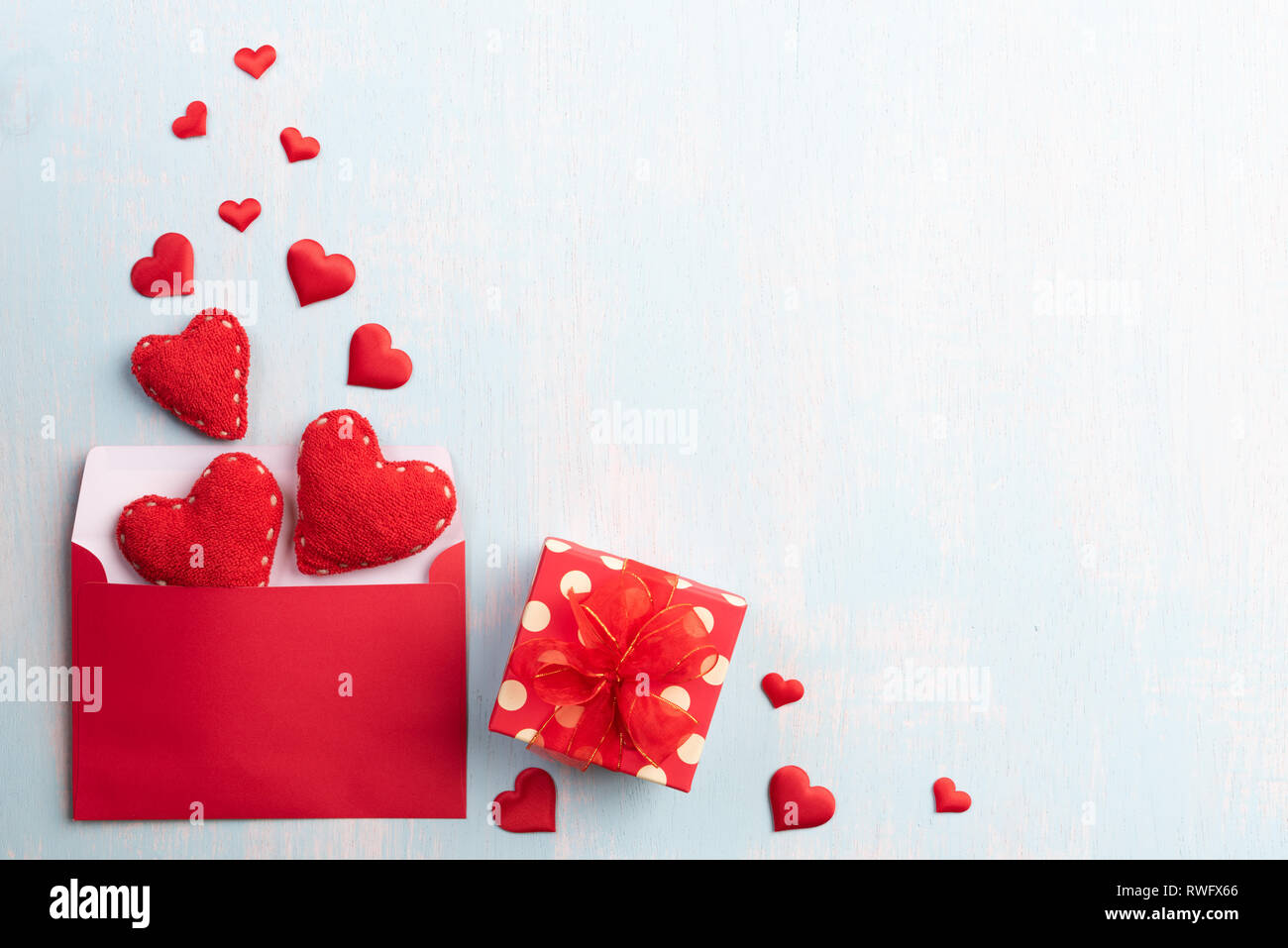 Valentines Tag und liebe Konzept. Geschenkbox mit roten Herzen und roten Anschreiben auf Blau pastell Holz- Hintergrund. Stockfoto