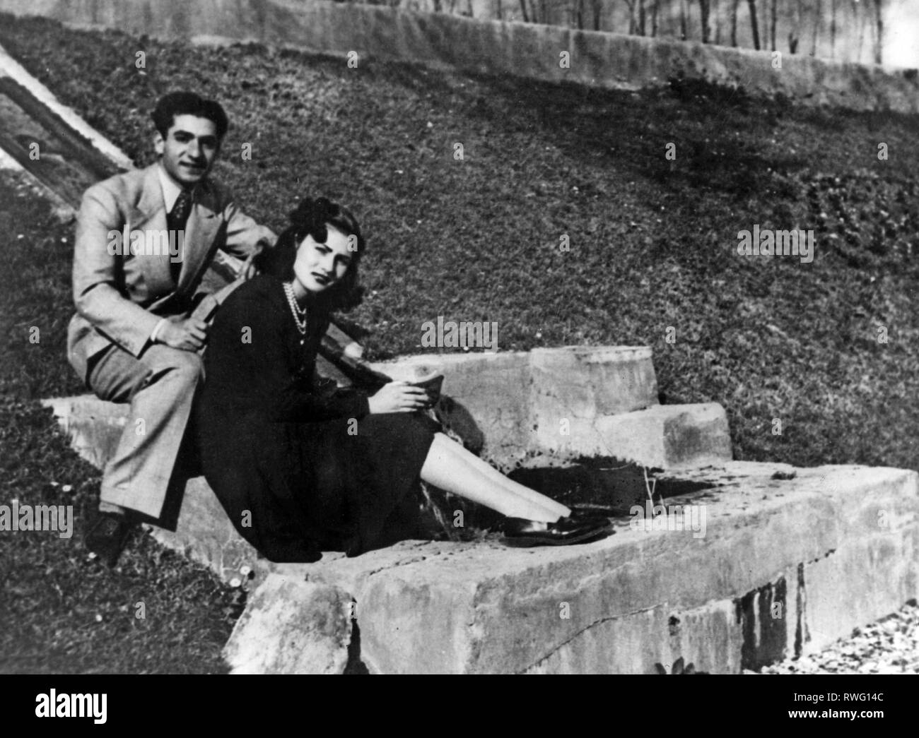 Mohammad Reza Pahlavi, 26.10.1919 - 27.7.1980, Shah von Iran 17.9.1941 - 31.3.1979, halbe Länge, mit der ersten Frau Fawzia Fuad, während Ihrer Flitterwochen, 1939, Additional-Rights - Clearance-Info - Not-Available Stockfoto