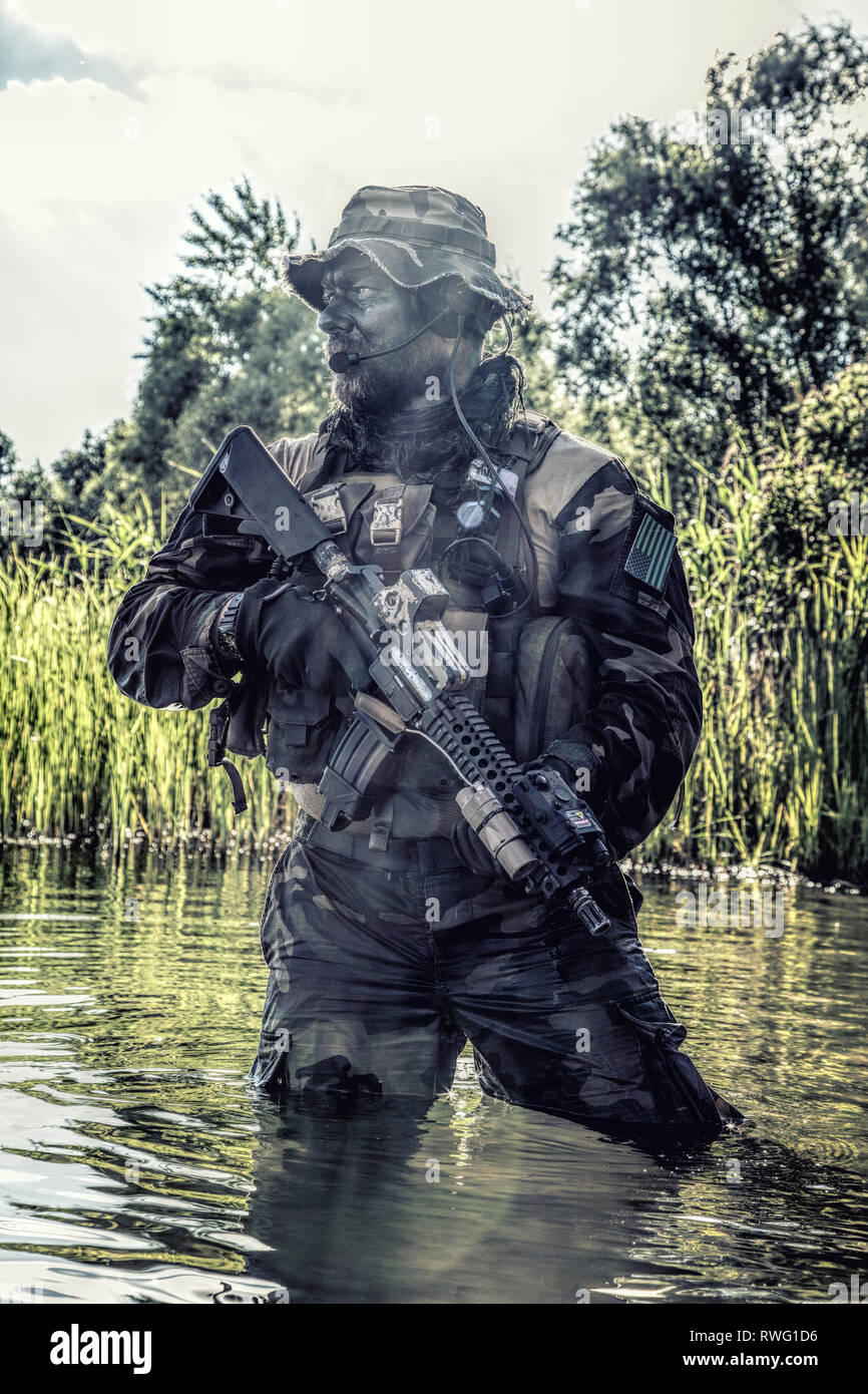 Special forces Soldat in Aktion während einer River Raid im Dschungel Gelände. Stockfoto