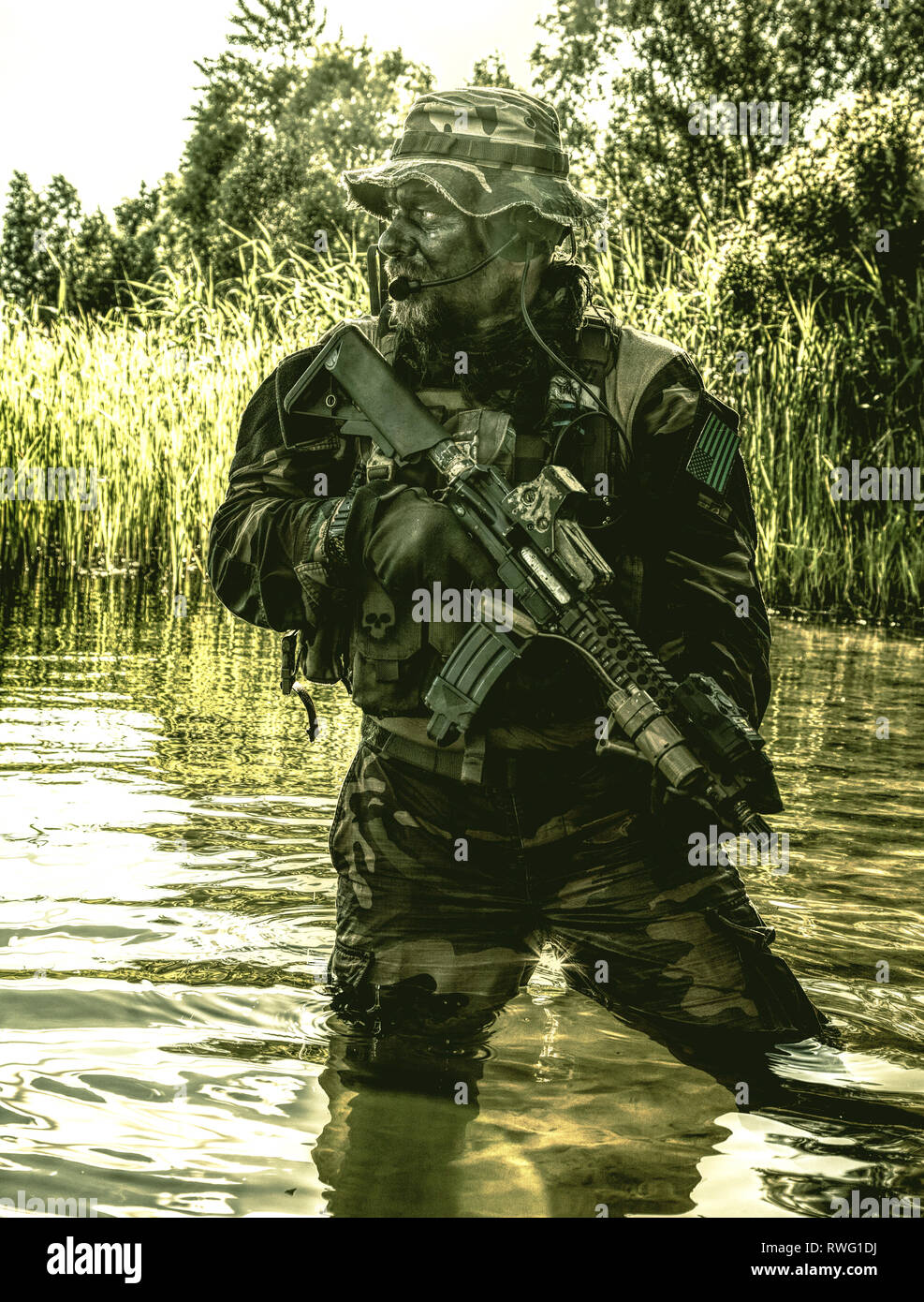Special forces Soldat in Aktion während einer River Raid im Dschungel Gelände. Stockfoto