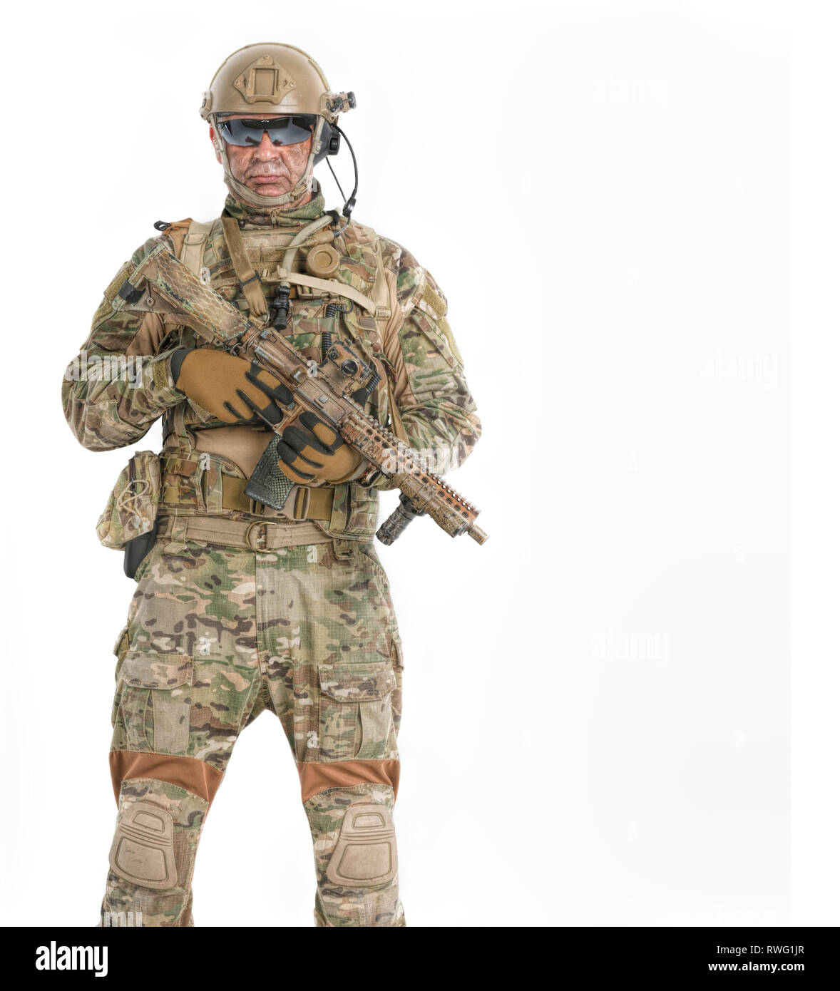 Front view Studio geschossen von Special Forces Soldat in Uniform mit Waffe. Stockfoto