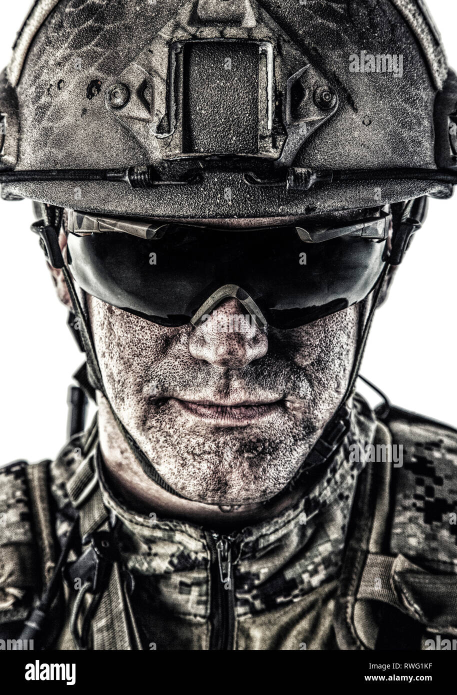 Close-up Portrait von Special Forces Soldat im Kampf Helm und Schutzbrille. Stockfoto
