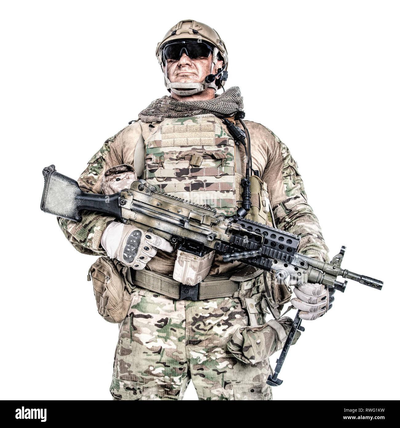 Low Angle Portrait von muskulösen Soldat in Uniform mit Maschinengewehr. Stockfoto
